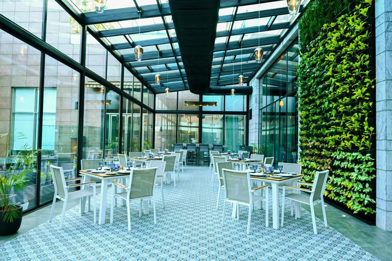 Radisson Blu Hotel Guwahati Exterior foto The Terrace