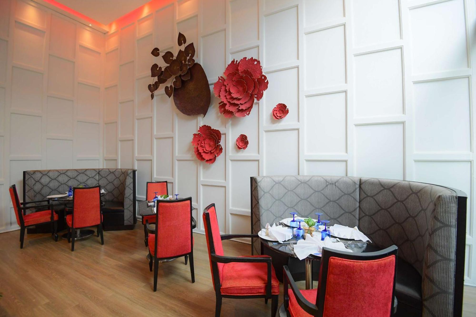 Radisson Blu Hotel Guwahati Exterior foto The interior of the restaurant